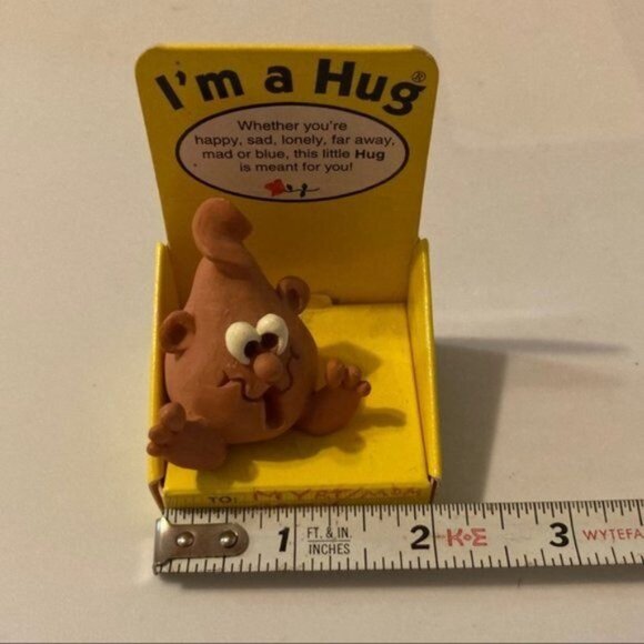 Vintage Hug Figurine Novelty Kitsch Stocking Stuffer in Packaging - Picture 10 of 11